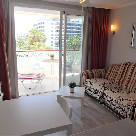 With A Large South-facing Balcony, Sea View And Wifi In Americas Center Apartamento Playa de las Americas (Tenerife)