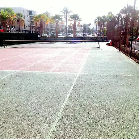 With A Large South-facing Balcony, Sea View And Wifi In Americas Center Apartamento Playa de las Americas (Tenerife)